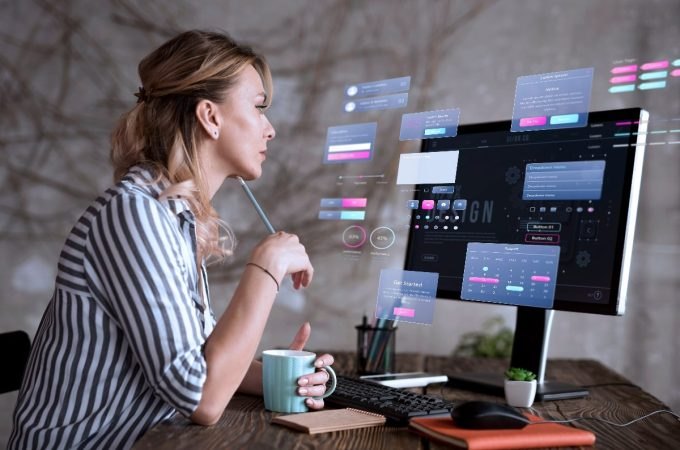 Persona revisando el sitio web profesional de su negocio